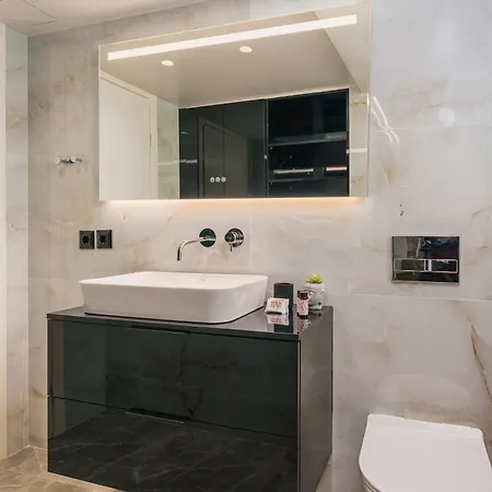 Penthouse With Hot Tub In Apartment *