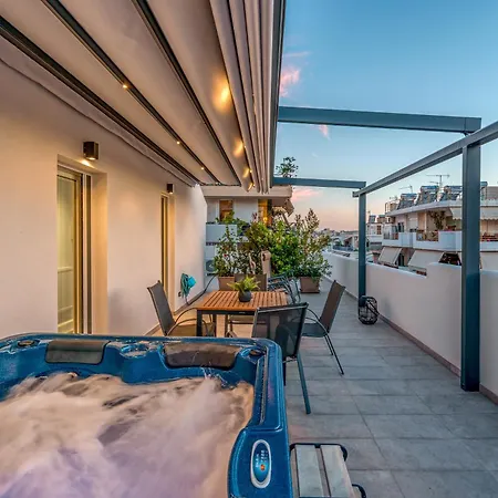 Penthouse With Hot Tub In Apartment *